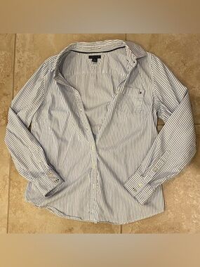 Iconic Tommy Hilfiger Classic button-up style w/White and Blue Striped Shirt - L
